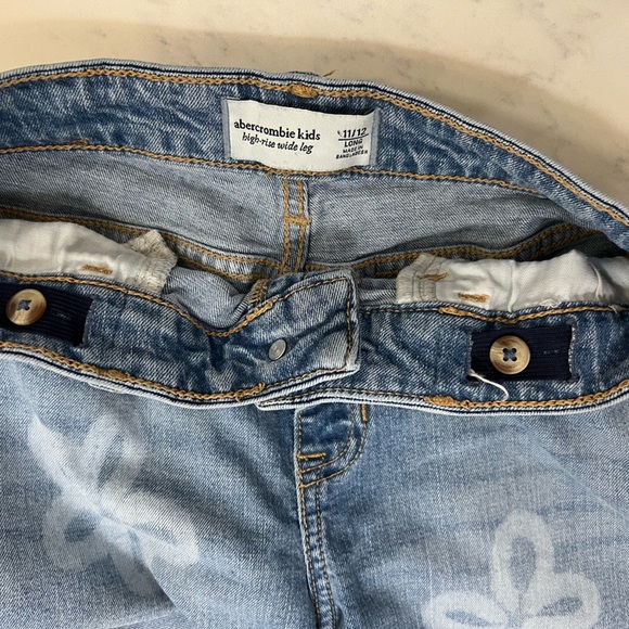 Abercrombie Kids Blue Straight Leg Jeans with Floral Design - Picture 14 of 14